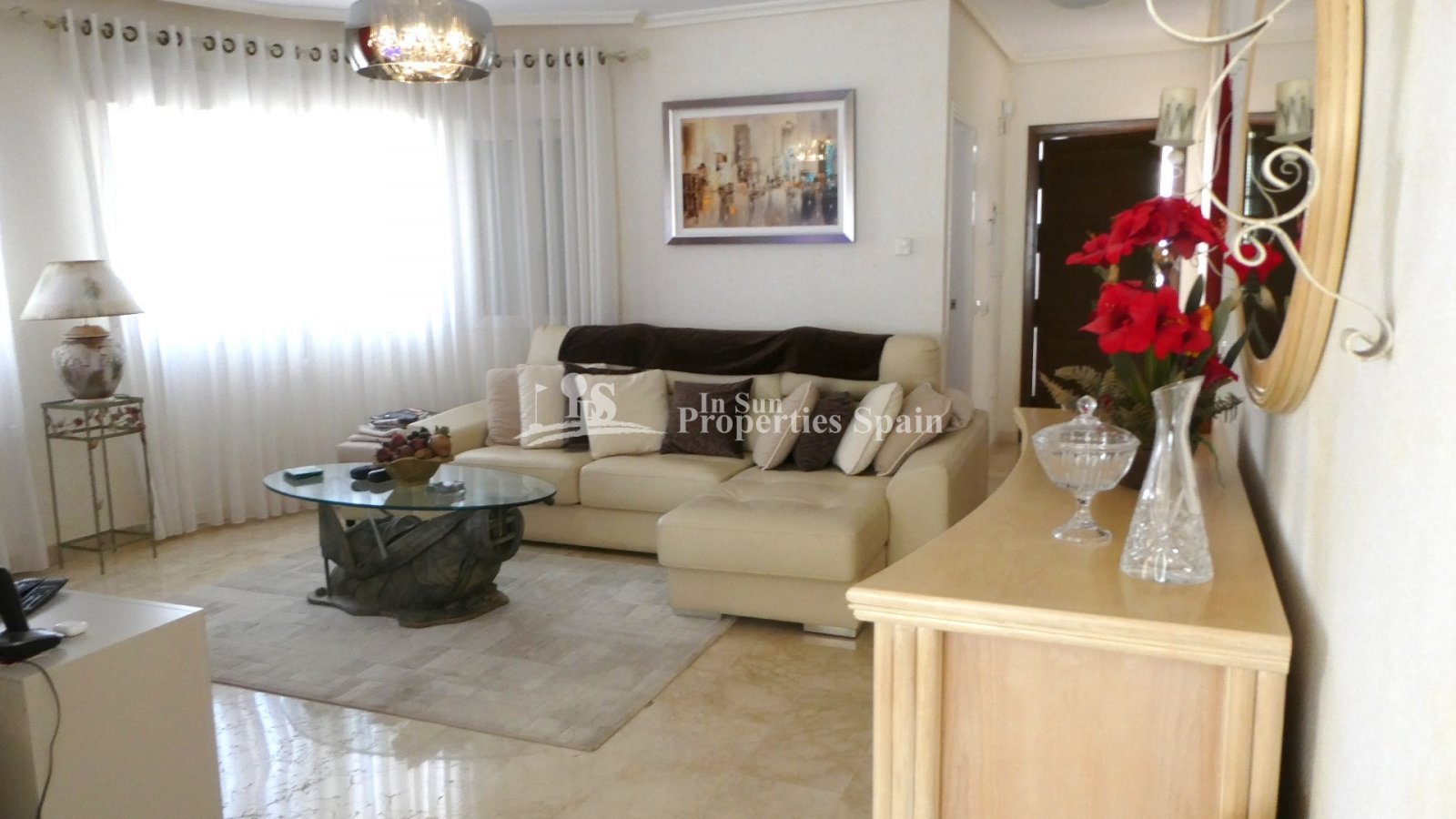 Diese außergewöhnliche, 165 m² große freistehende Villa mit 4 Schlafzimmern und 3 Badezimmern wurde komplett renoviert und bietet einen B