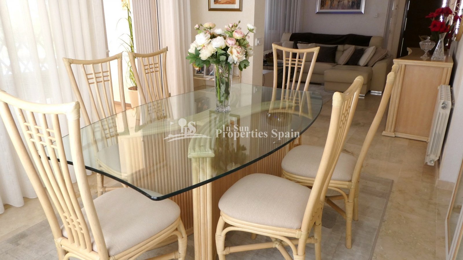 Diese außergewöhnliche, 165 m² große freistehende Villa mit 4 Schlafzimmern und 3 Badezimmern wurde komplett renoviert und bietet einen B