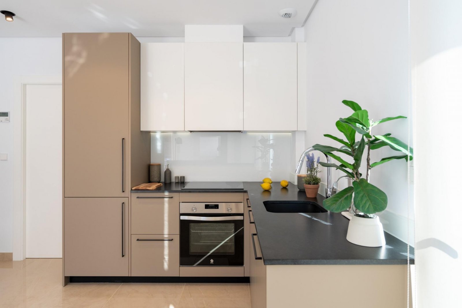 Neue Doppelhaushälften am Meer in La Marina – Strand El Pinet
Exklusives Wohnen am Mittelmeer in Strandnähe
Diese neue Wohnanlage mit Do