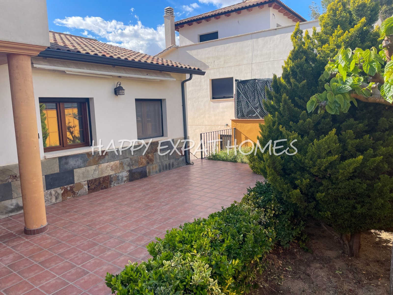 Großes Haus für 2 Familien oder viele Gäste. Es kann in 2 Häuser geteilt oder zusammengelegt werden. Mit einer Fläche von 350 m2 auf einem Grundstück