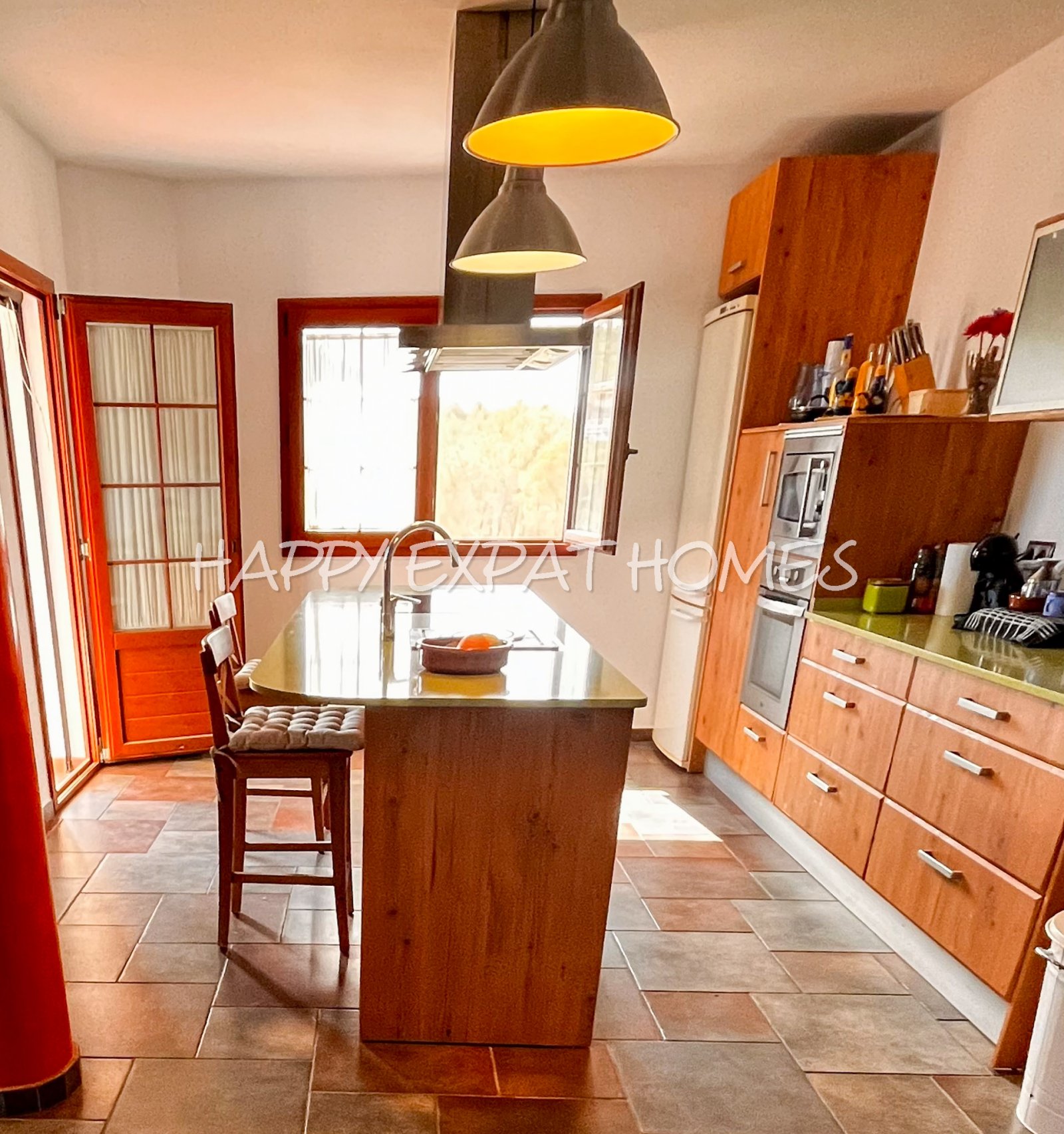 Großes Haus für 2 Familien oder viele Gäste. Es kann in 2 Häuser geteilt oder zusammengelegt werden. Mit einer Fläche von 350 m2 auf einem Grundstück