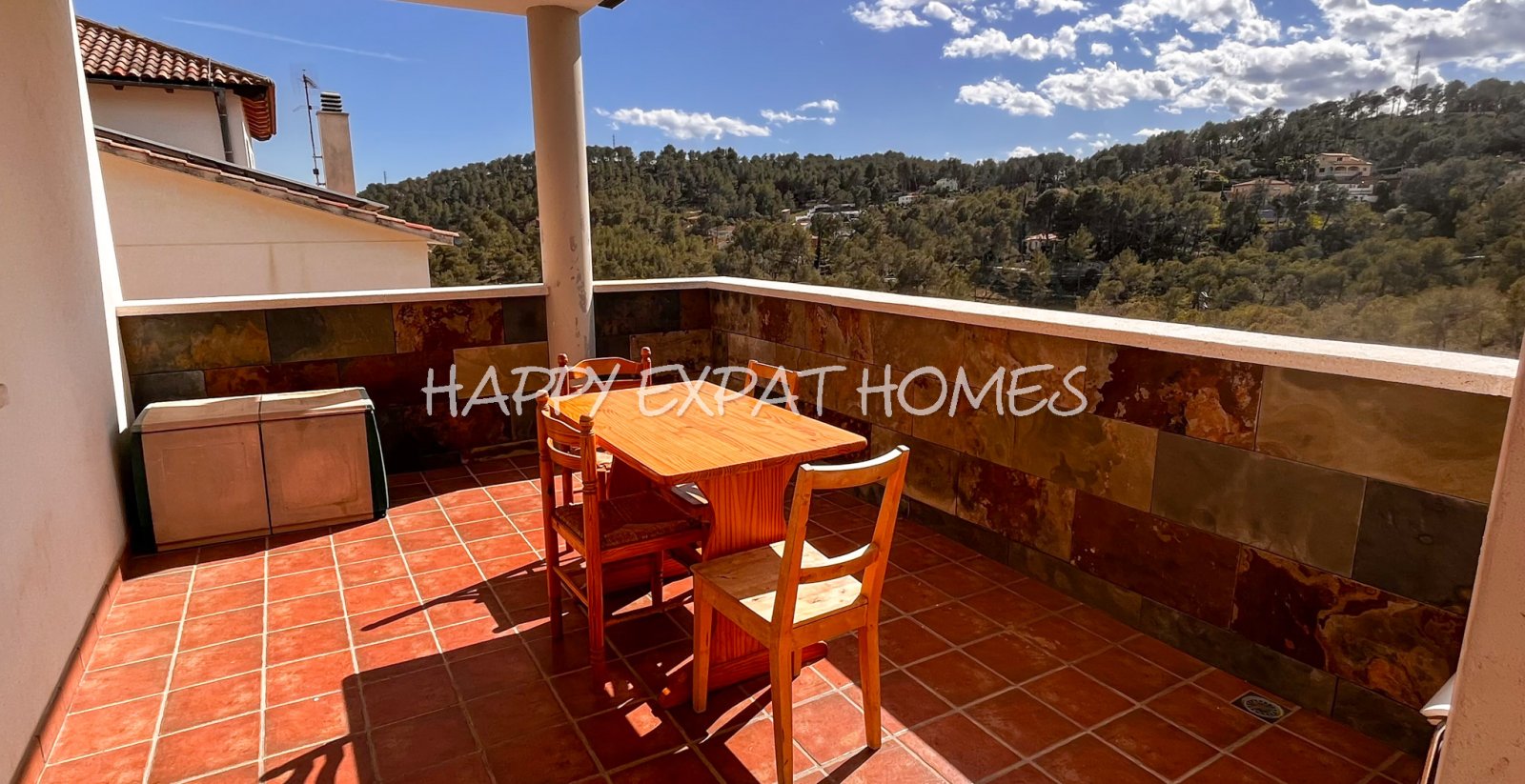 Großes Haus für 2 Familien oder viele Gäste. Es kann in 2 Häuser geteilt oder zusammengelegt werden. Mit einer Fläche von 350 m2 auf einem Grundstück