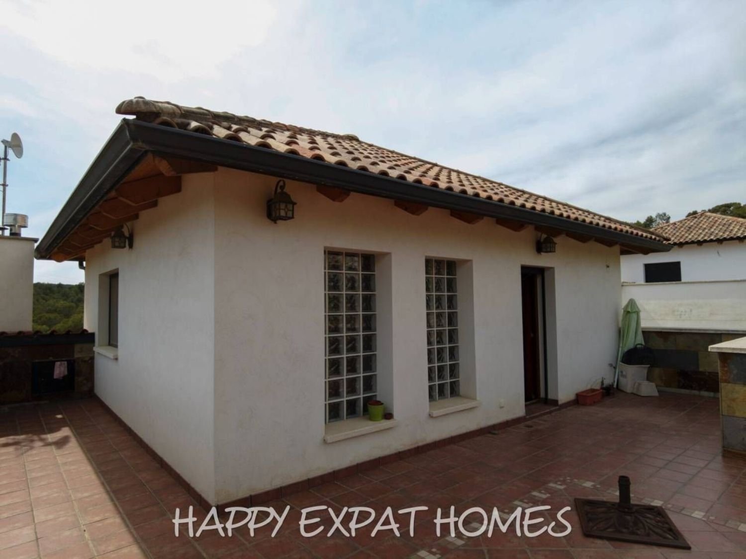 Großes Haus für 2 Familien oder viele Gäste. Es kann in 2 Häuser geteilt oder zusammengelegt werden. Mit einer Fläche von 350 m2 auf einem Grundstück