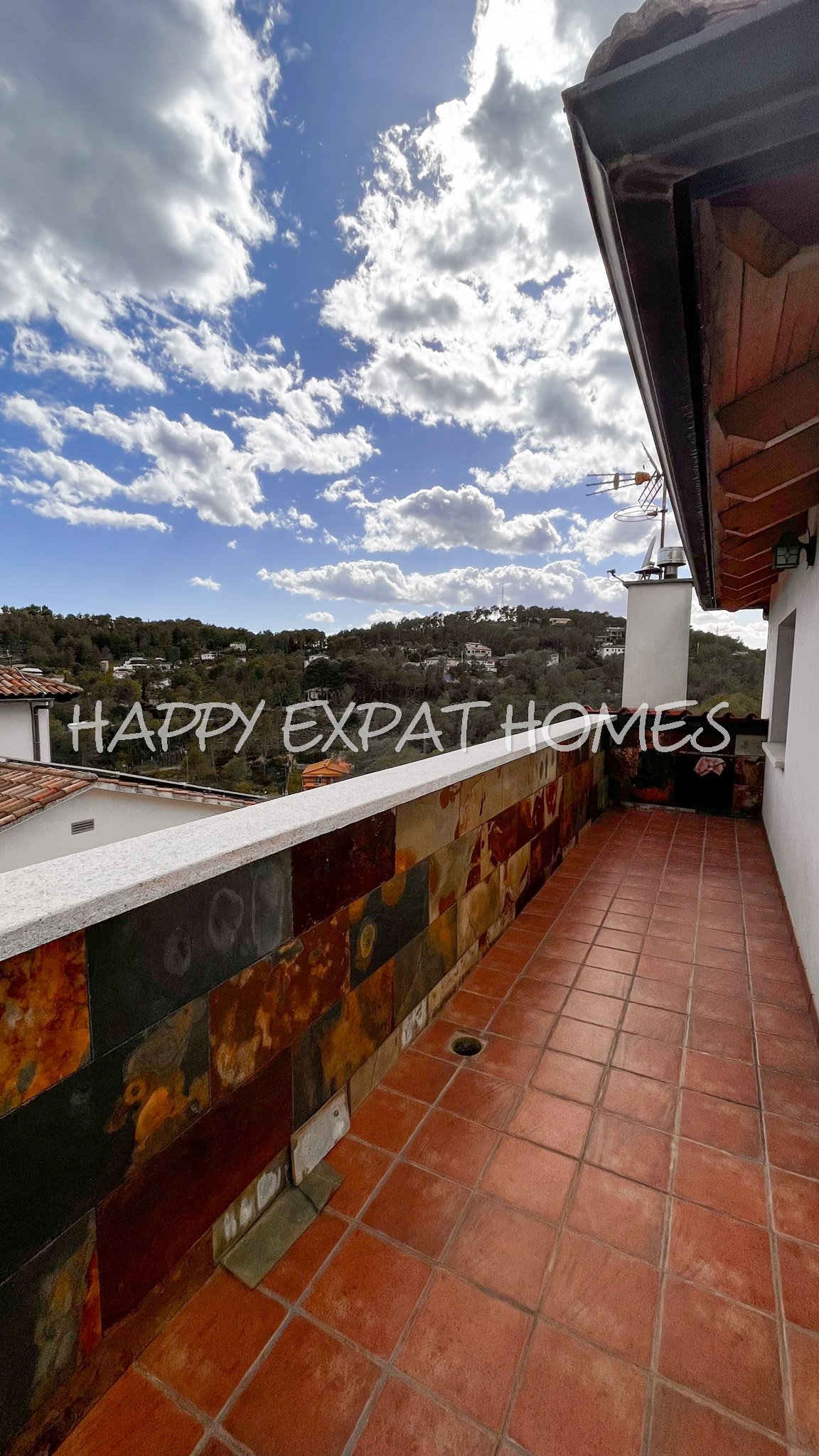 Großes Haus für 2 Familien oder viele Gäste. Es kann in 2 Häuser geteilt oder zusammengelegt werden. Mit einer Fläche von 350 m2 auf einem Grundstück