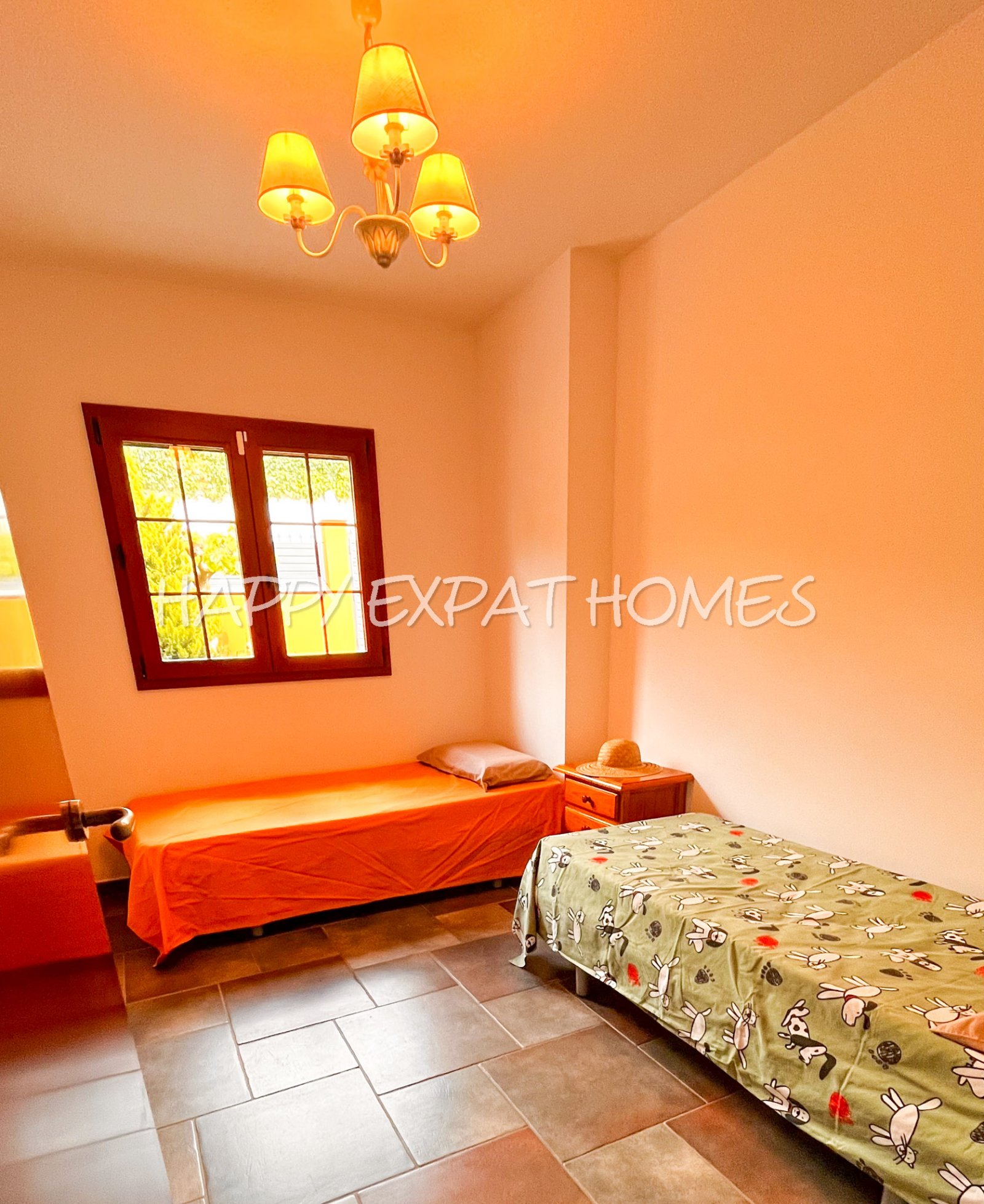 Großes Haus für 2 Familien oder viele Gäste. Es kann in 2 Häuser geteilt oder zusammengelegt werden. Mit einer Fläche von 350 m2 auf einem Grundstück