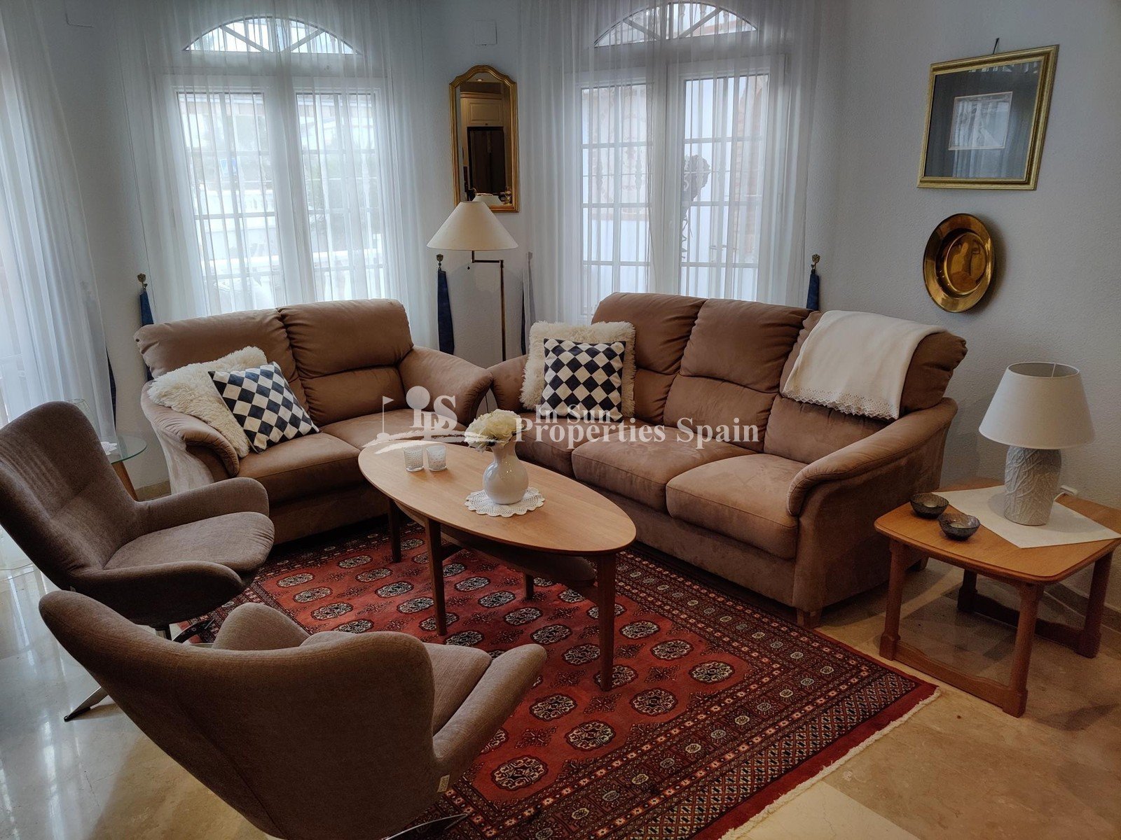 Sehr schöne und gepflegte 135 m² große Villa auf einem Eckgrundstück in der beliebten Gegend Los Dolses Villamartin. Das nach Südwesten a