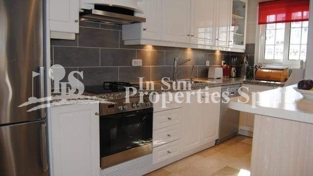 Sehr schöne und gepflegte 135 m² große Villa auf einem Eckgrundstück in der beliebten Gegend Los Dolses Villamartin. Das nach Südwesten a