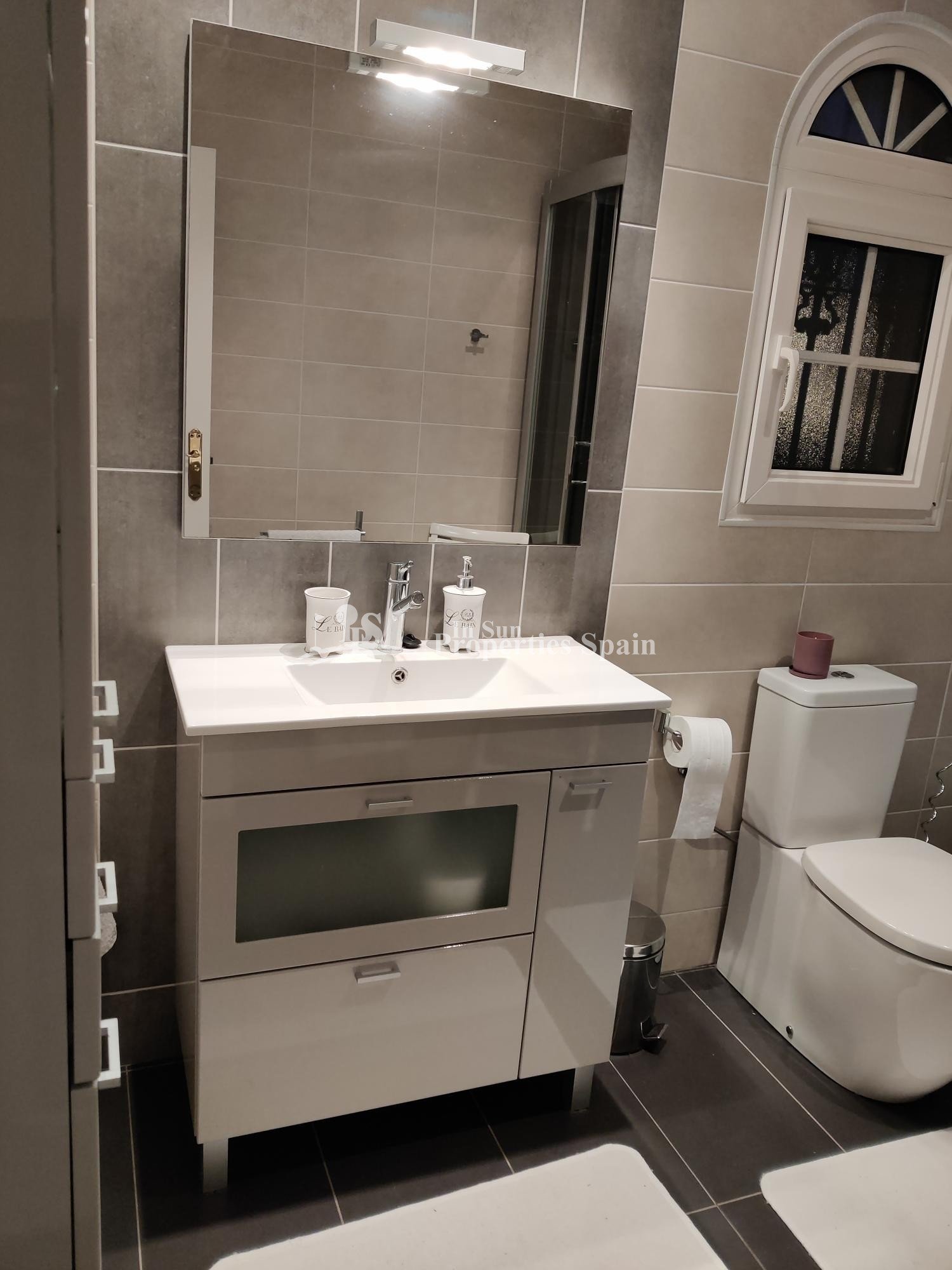 Sehr schöne und gepflegte 135 m² große Villa auf einem Eckgrundstück in der beliebten Gegend Los Dolses Villamartin. Das nach Südwesten a