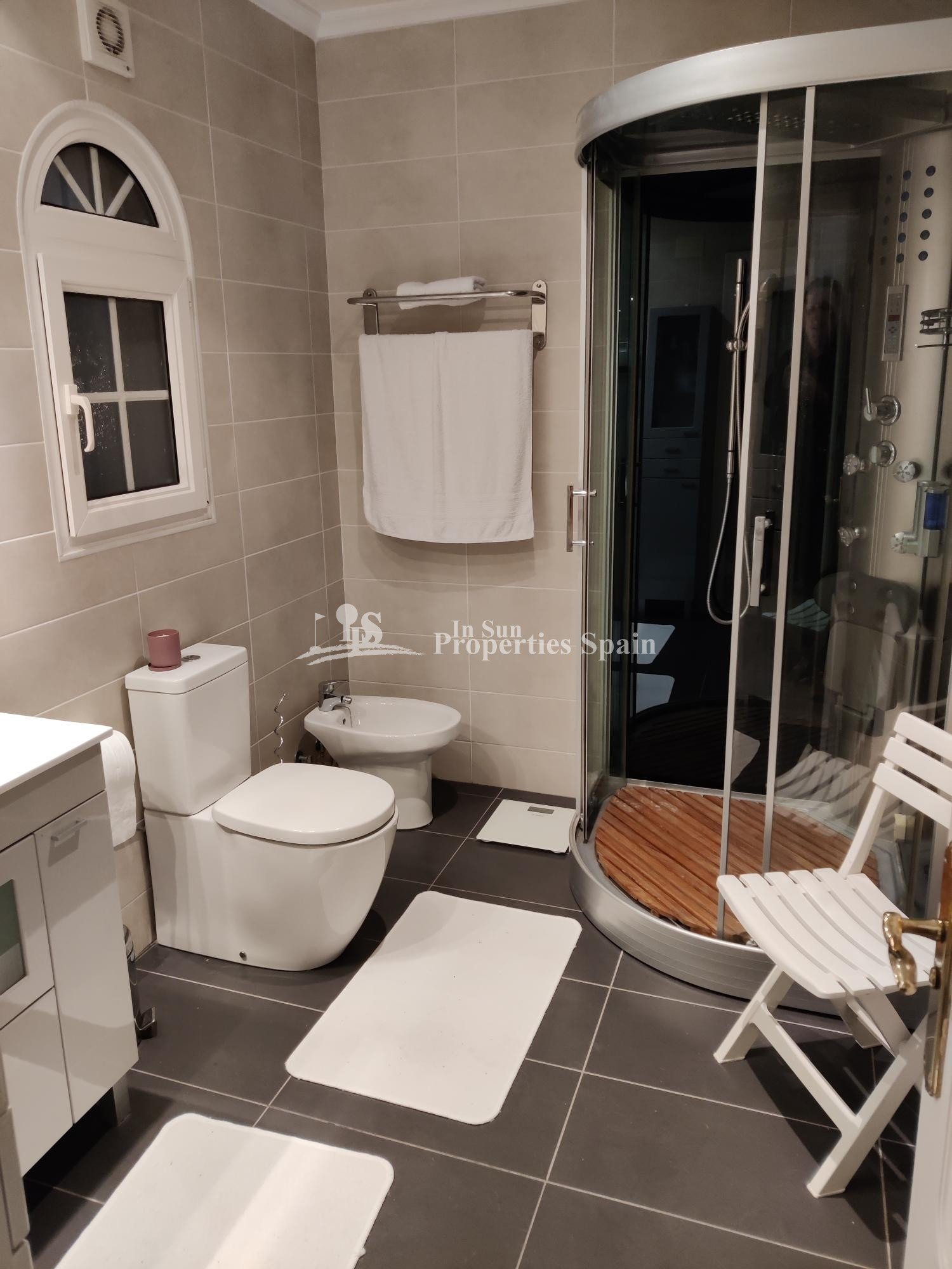 Sehr schöne und gepflegte 135 m² große Villa auf einem Eckgrundstück in der beliebten Gegend Los Dolses Villamartin. Das nach Südwesten a