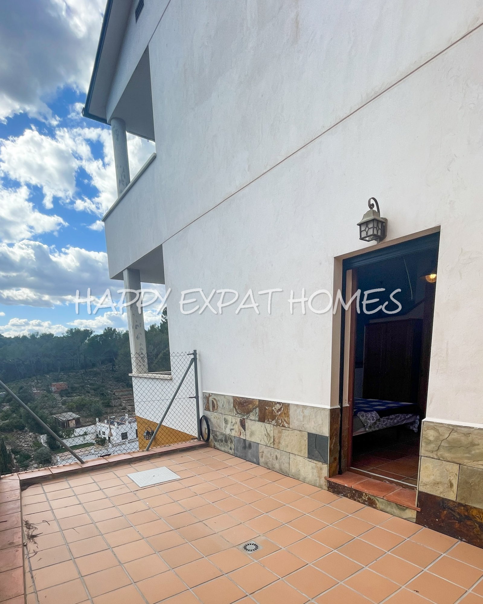 Großes Haus für 2 Familien oder viele Gäste. Es kann in 2 Häuser geteilt oder zusammengelegt werden. Mit einer Fläche von 350 m2 auf einem Grundstück