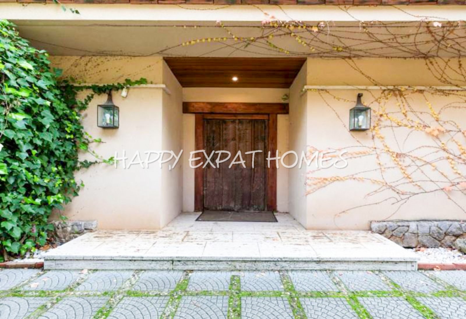 Exquisite modern-klassische Residenz mit Touristenlizenz, Energieausweis B und besonderen Merkmalen, die von David Marshall entworfen wurden, alle mit