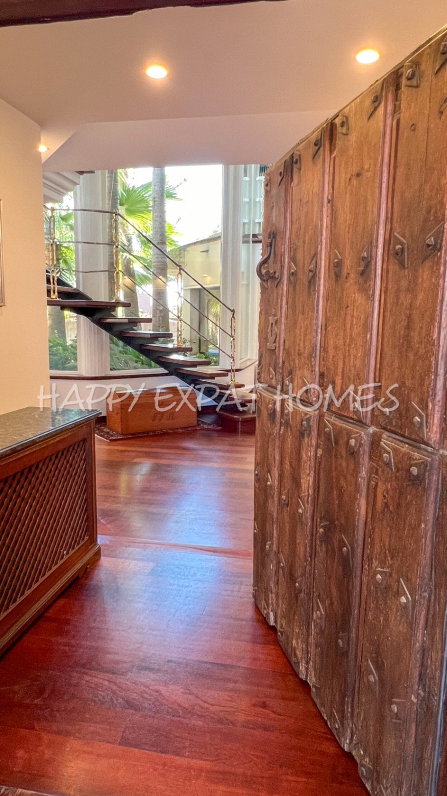 Exquisite modern-klassische Residenz mit Touristenlizenz, Energieausweis B und besonderen Merkmalen, die von David Marshall entworfen wurden, alle mit