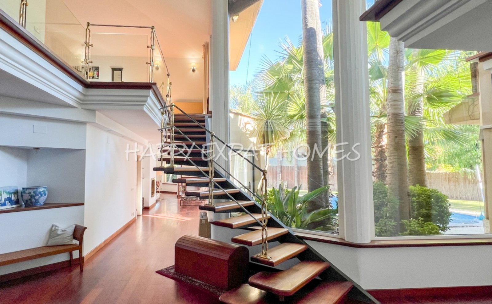 Exquisite modern-klassische Residenz mit Touristenlizenz, Energieausweis B und besonderen Merkmalen, die von David Marshall entworfen wurden, alle mit