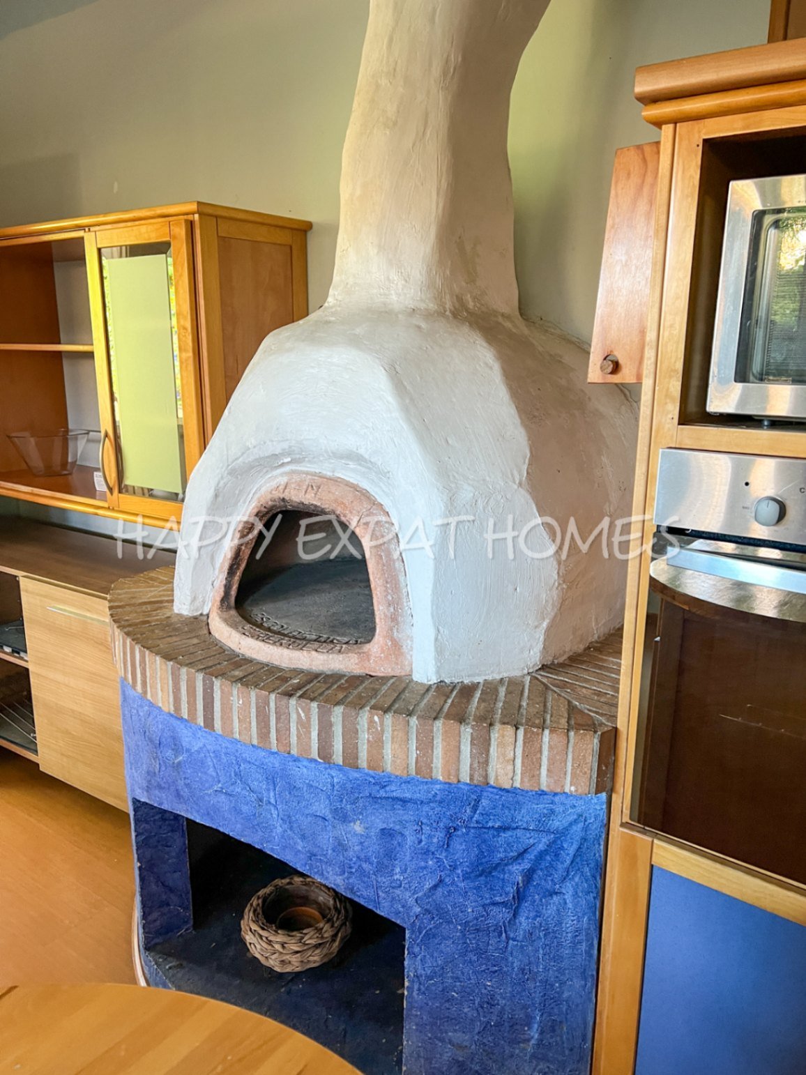 Exquisite modern-klassische Residenz mit Touristenlizenz, Energieausweis B und besonderen Merkmalen, die von David Marshall entworfen wurden, alle mit