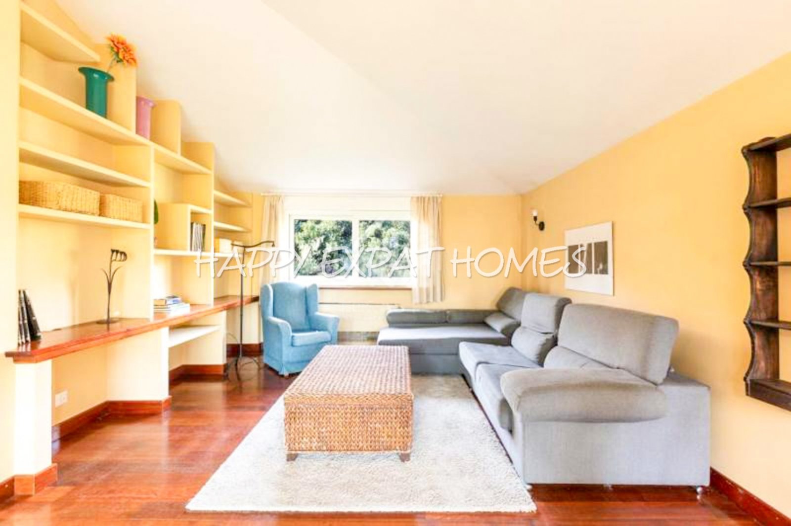 Exquisite modern-klassische Residenz mit Touristenlizenz, Energieausweis B und besonderen Merkmalen, die von David Marshall entworfen wurden, alle mit