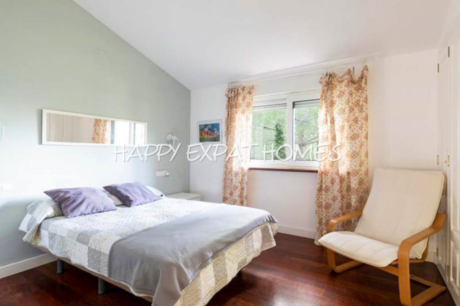 Exquisite modern-klassische Residenz mit Touristenlizenz, Energieausweis B und besonderen Merkmalen, die von David Marshall entworfen wurden, alle mit