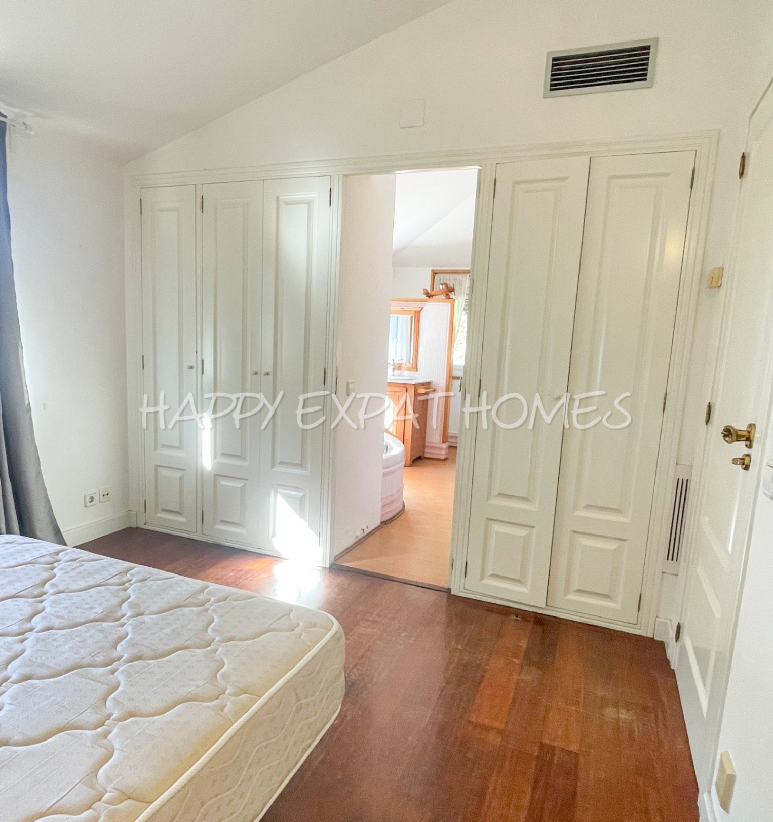 Exquisite modern-klassische Residenz mit Touristenlizenz, Energieausweis B und besonderen Merkmalen, die von David Marshall entworfen wurden, alle mit