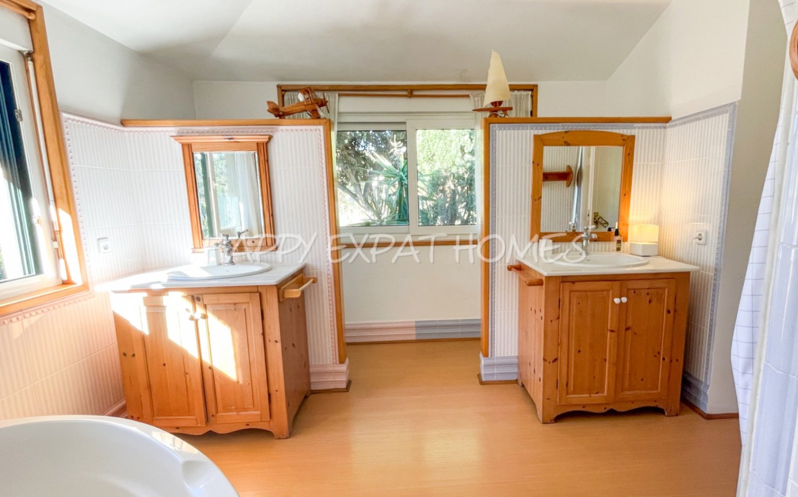 Exquisite modern-klassische Residenz mit Touristenlizenz, Energieausweis B und besonderen Merkmalen, die von David Marshall entworfen wurden, alle mit