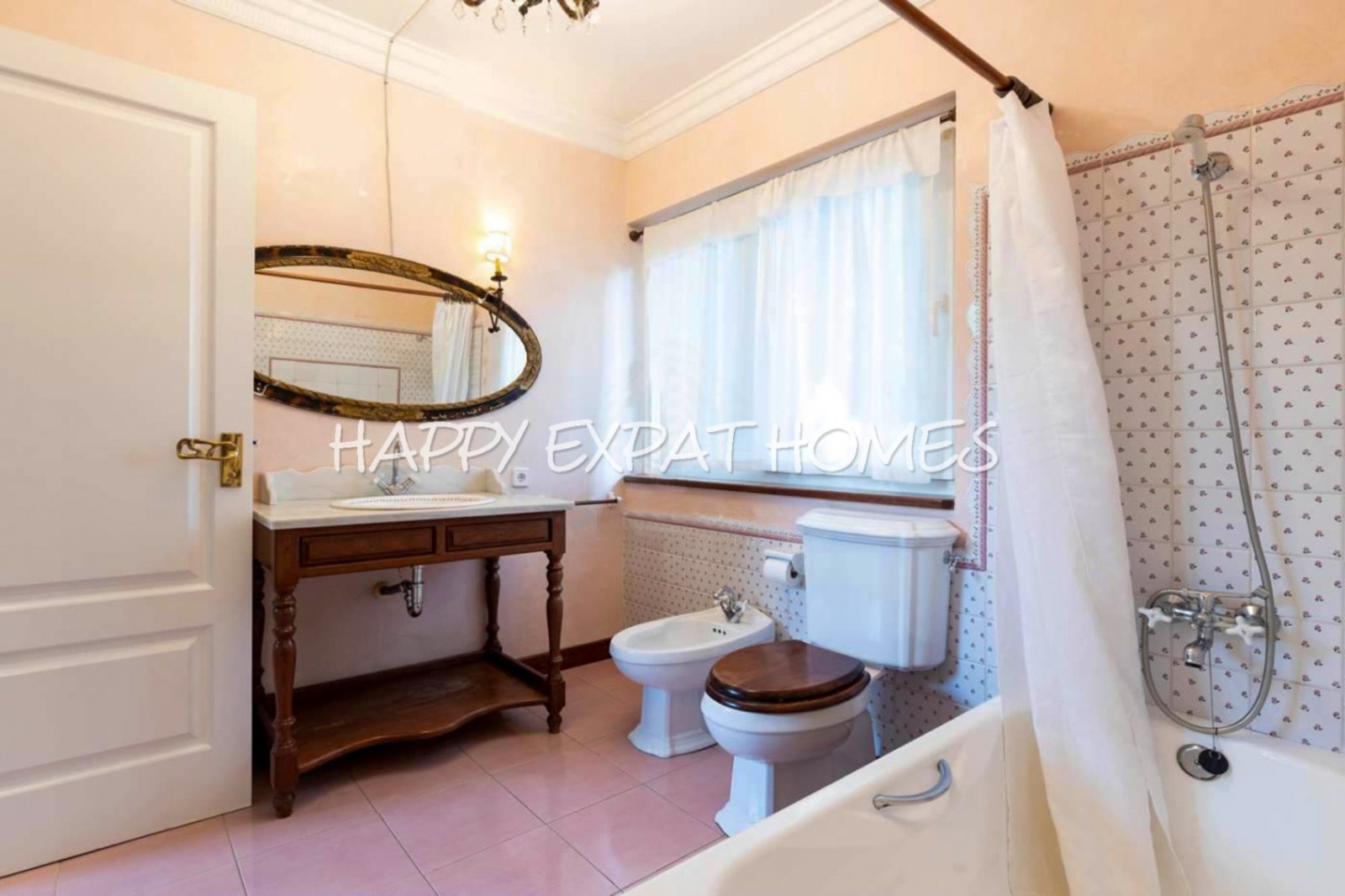 Exquisite modern-klassische Residenz mit Touristenlizenz, Energieausweis B und besonderen Merkmalen, die von David Marshall entworfen wurden, alle mit