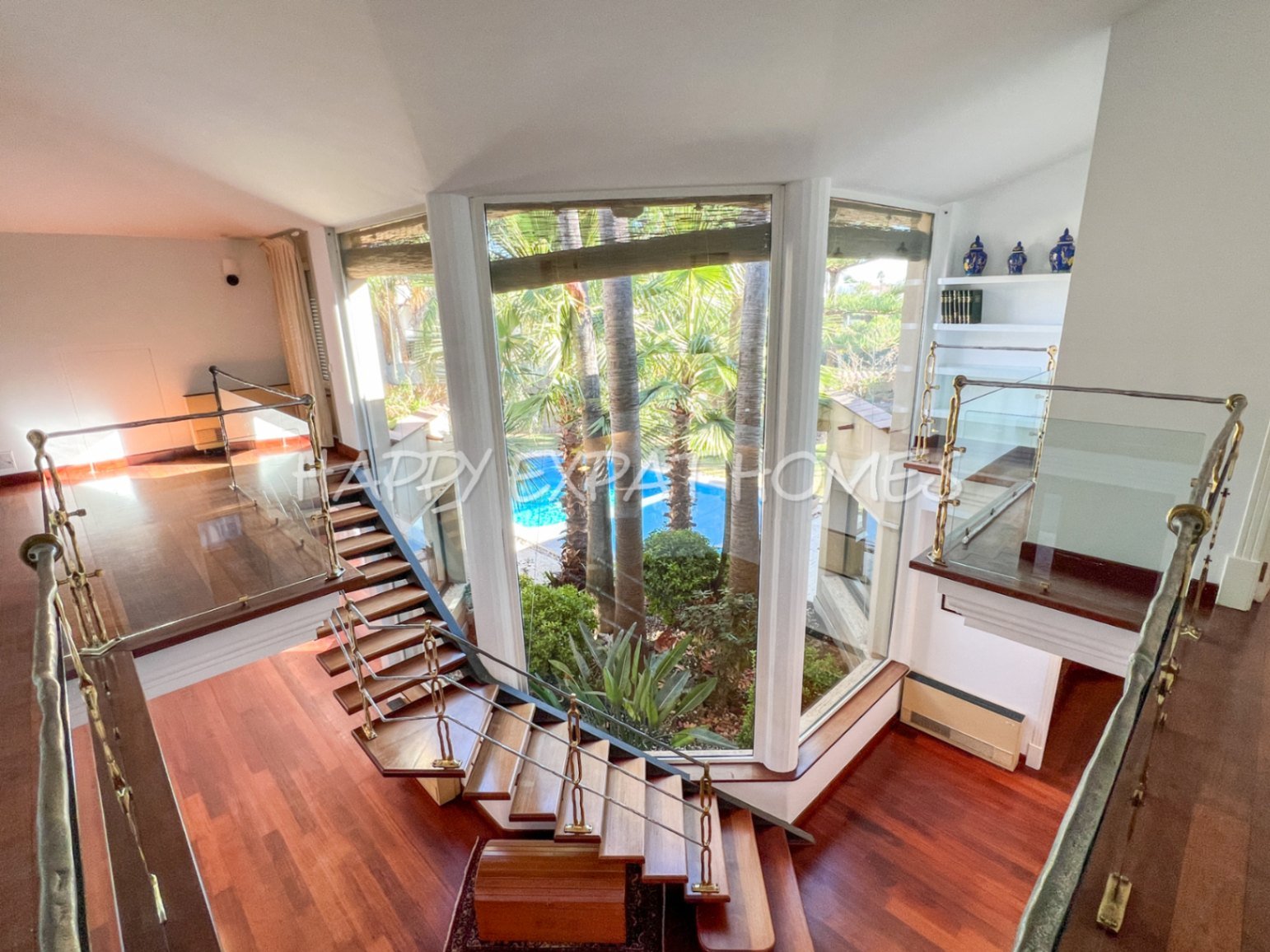 Exquisite modern-klassische Residenz mit Touristenlizenz, Energieausweis B und besonderen Merkmalen, die von David Marshall entworfen wurden, alle mit