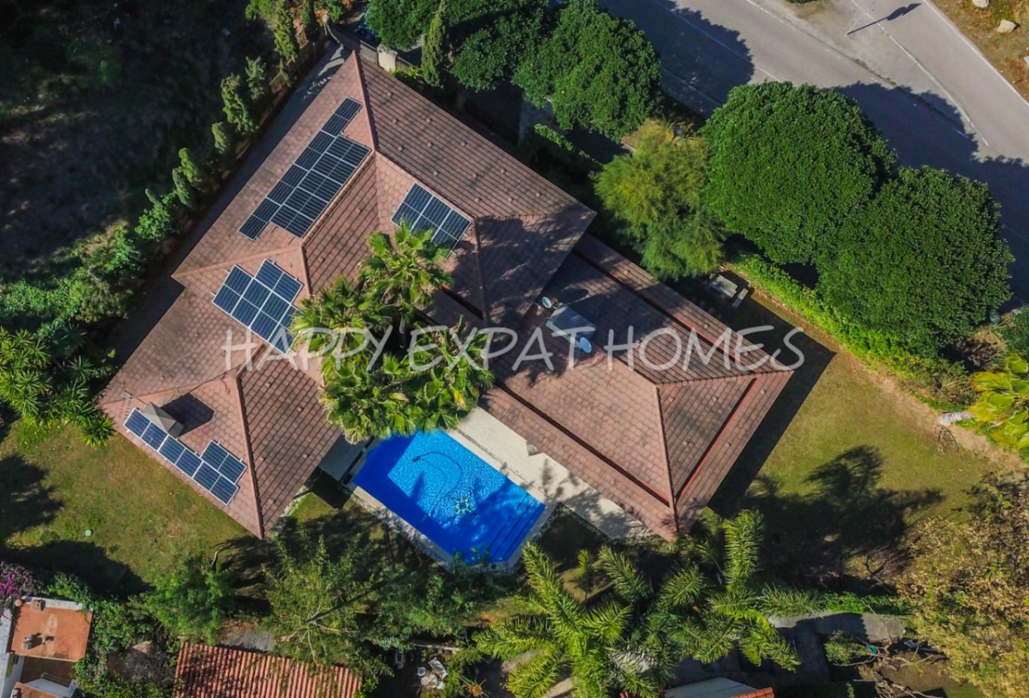 Exquisite modern-klassische Residenz mit Touristenlizenz, Energieausweis B und besonderen Merkmalen, die von David Marshall entworfen wurden, alle mit