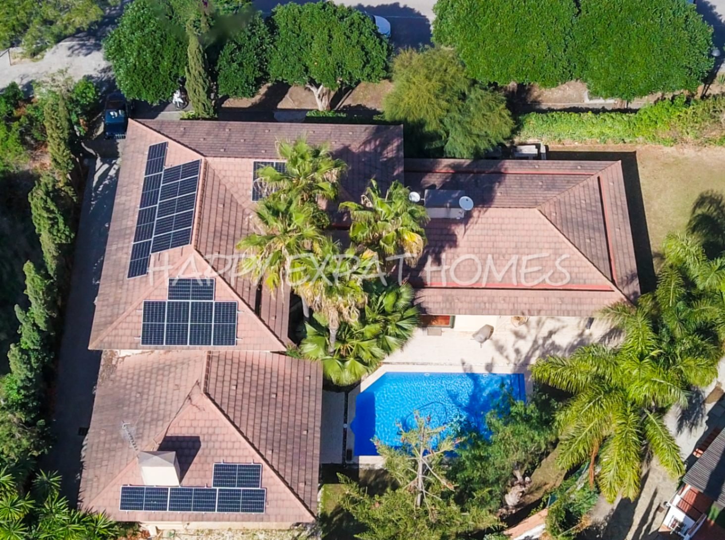 Exquisite modern-klassische Residenz mit Touristenlizenz, Energieausweis B und besonderen Merkmalen, die von David Marshall entworfen wurden, alle mit