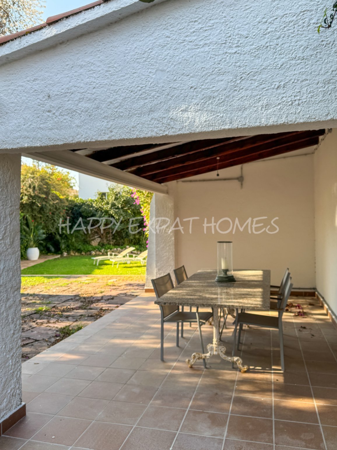 Dieses moderne Haus im mediterranen Stil, das 2024 neu renoviert wurde, befindet sich im Herzen von Sitges, nur einen kurzen Spaziergang von der Aveni