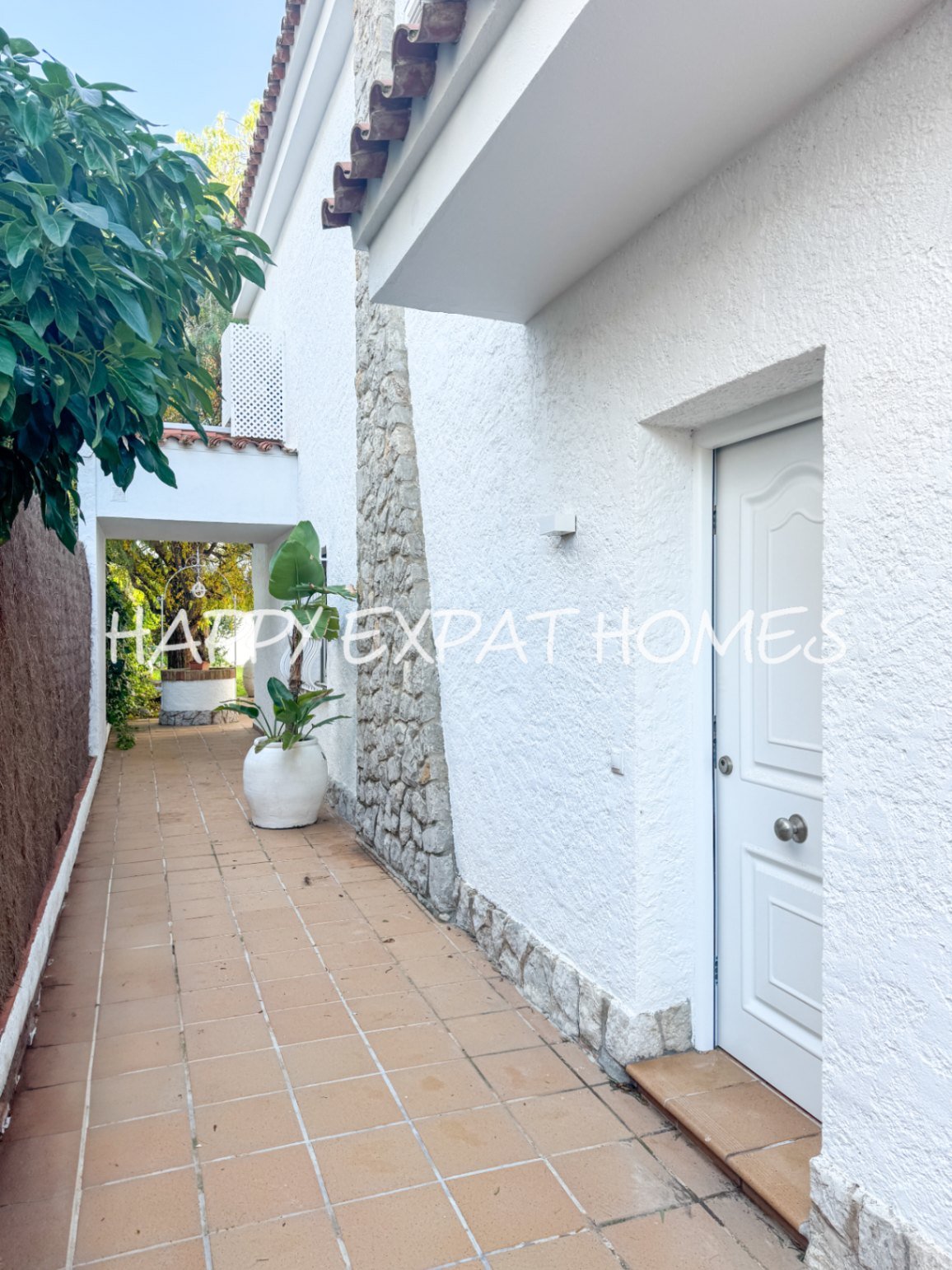 Dieses moderne Haus im mediterranen Stil, das 2024 neu renoviert wurde, befindet sich im Herzen von Sitges, nur einen kurzen Spaziergang von der Aveni