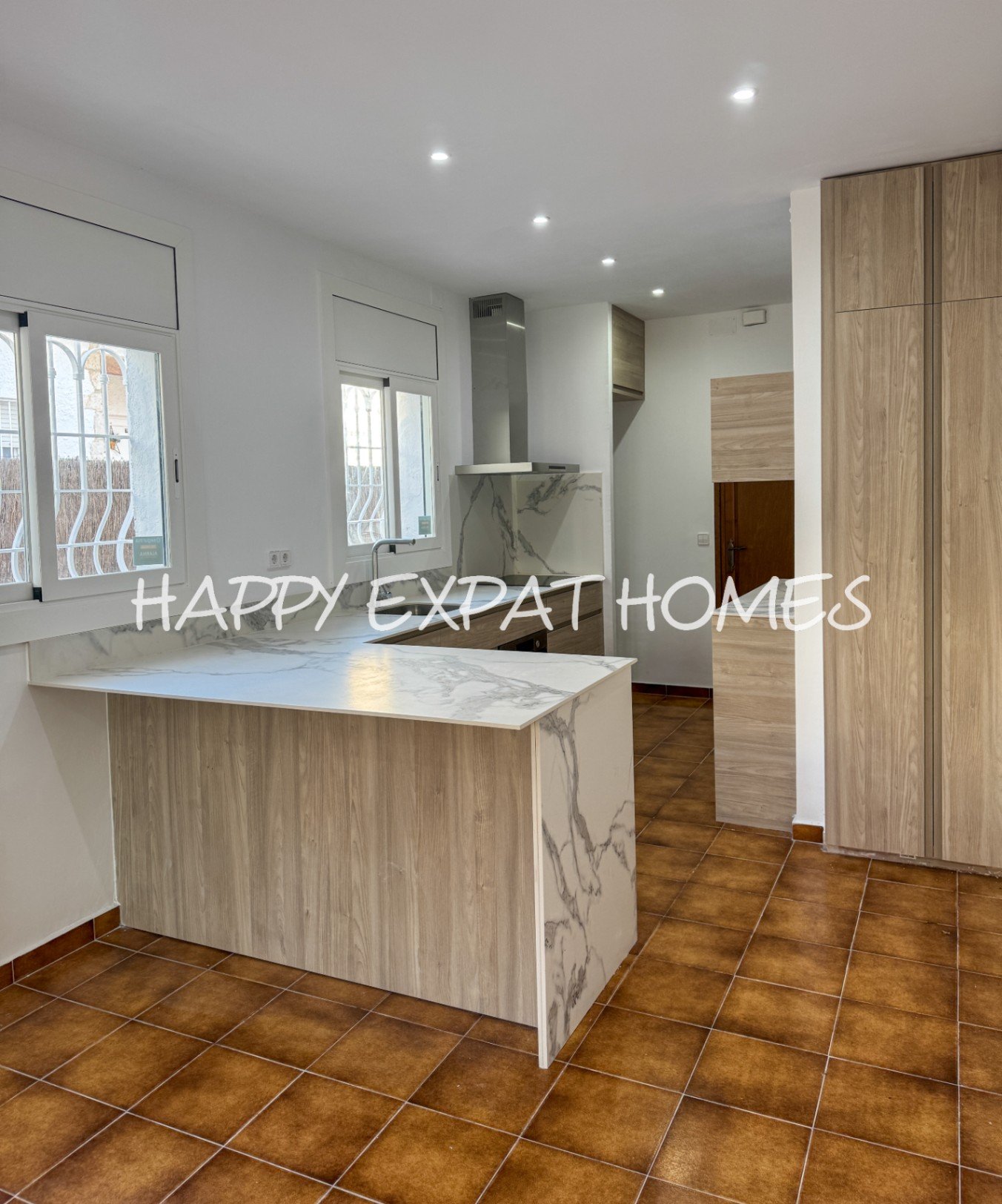 Dieses moderne Haus im mediterranen Stil, das 2024 neu renoviert wurde, befindet sich im Herzen von Sitges, nur einen kurzen Spaziergang von der Aveni