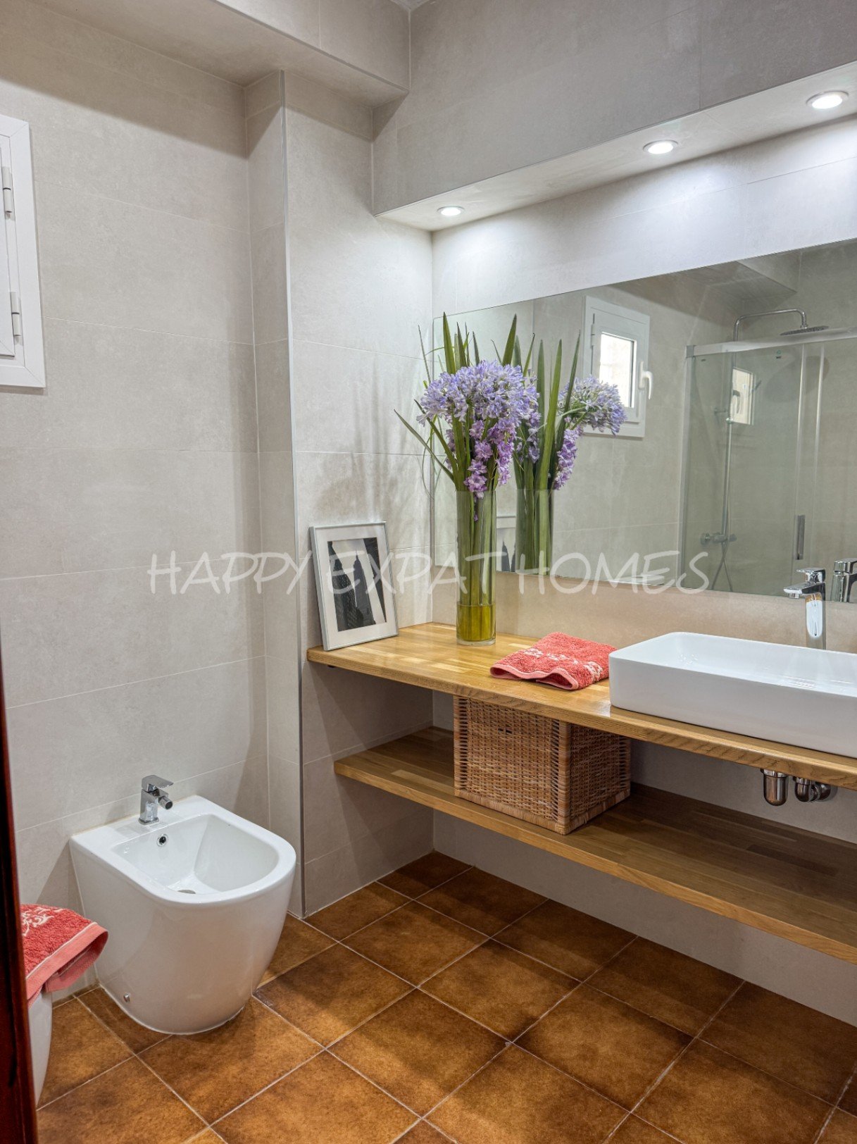 Dieses moderne Haus im mediterranen Stil, das 2024 neu renoviert wurde, befindet sich im Herzen von Sitges, nur einen kurzen Spaziergang von der Aveni