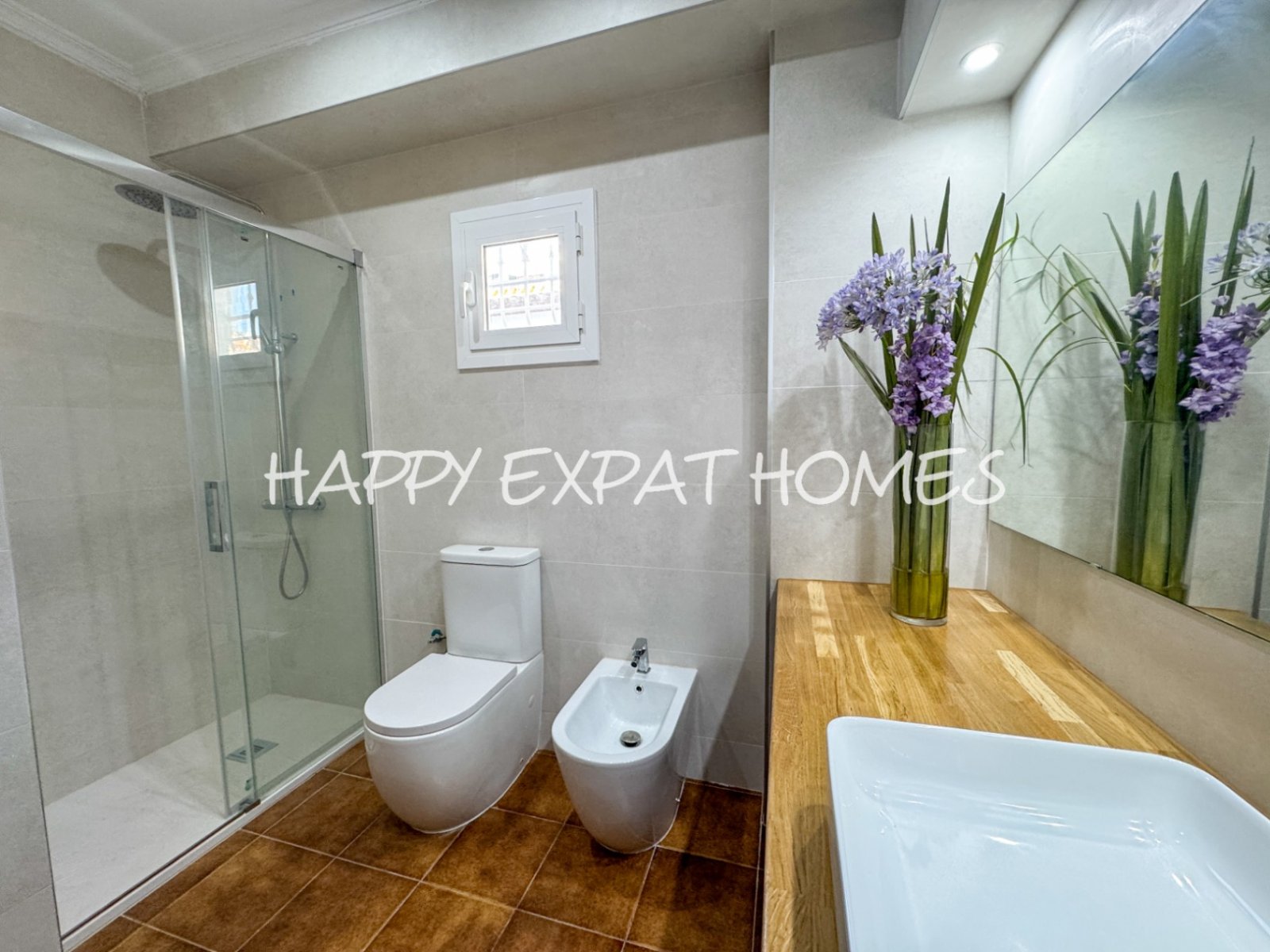 Dieses moderne Haus im mediterranen Stil, das 2024 neu renoviert wurde, befindet sich im Herzen von Sitges, nur einen kurzen Spaziergang von der Aveni