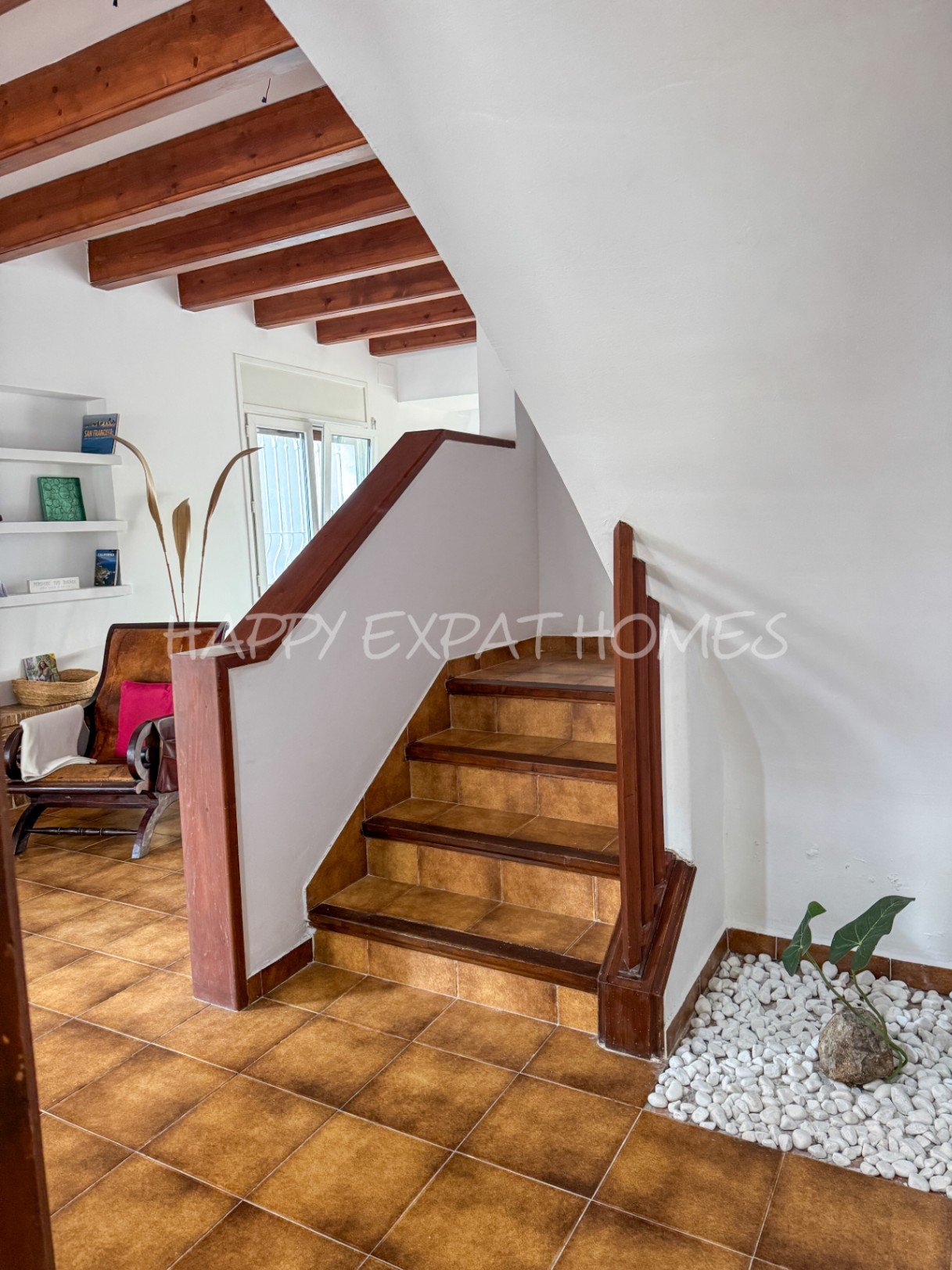 Dieses moderne Haus im mediterranen Stil, das 2024 neu renoviert wurde, befindet sich im Herzen von Sitges, nur einen kurzen Spaziergang von der Aveni