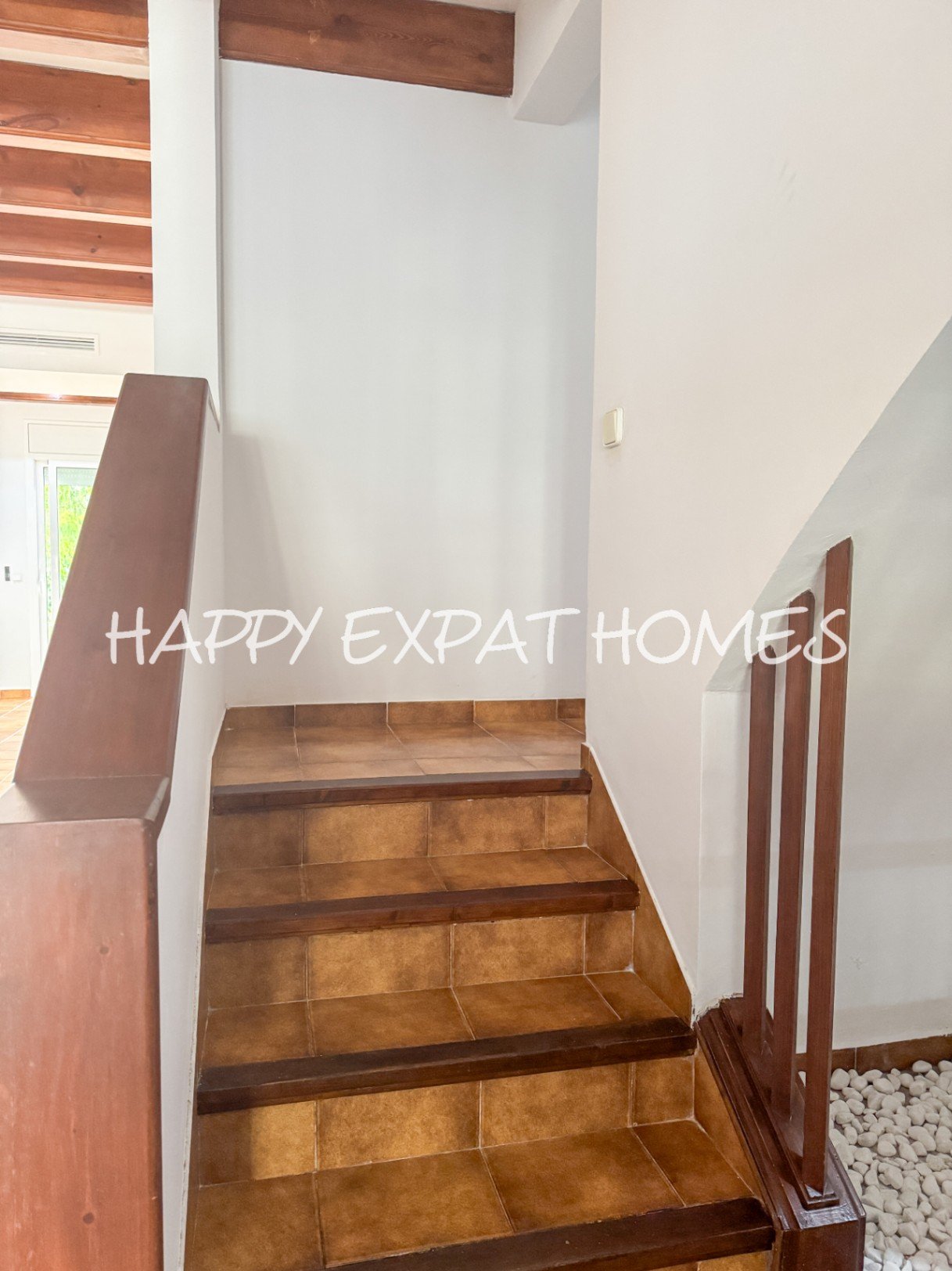 Dieses moderne Haus im mediterranen Stil, das 2024 neu renoviert wurde, befindet sich im Herzen von Sitges, nur einen kurzen Spaziergang von der Aveni