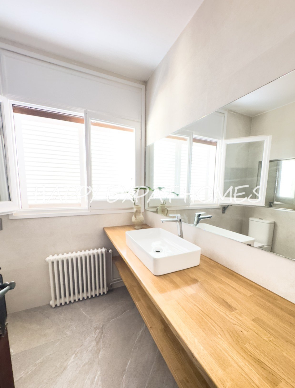 Dieses moderne Haus im mediterranen Stil, das 2024 neu renoviert wurde, befindet sich im Herzen von Sitges, nur einen kurzen Spaziergang von der Aveni