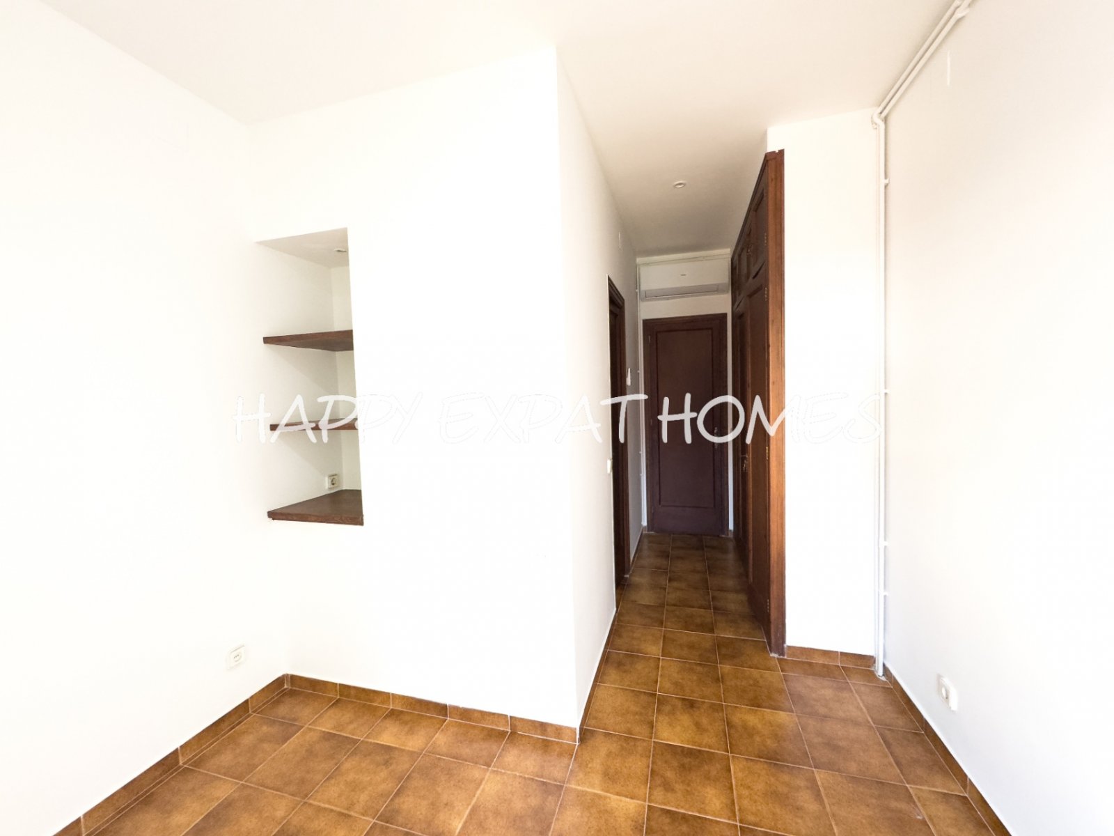 Dieses moderne Haus im mediterranen Stil, das 2024 neu renoviert wurde, befindet sich im Herzen von Sitges, nur einen kurzen Spaziergang von der Aveni