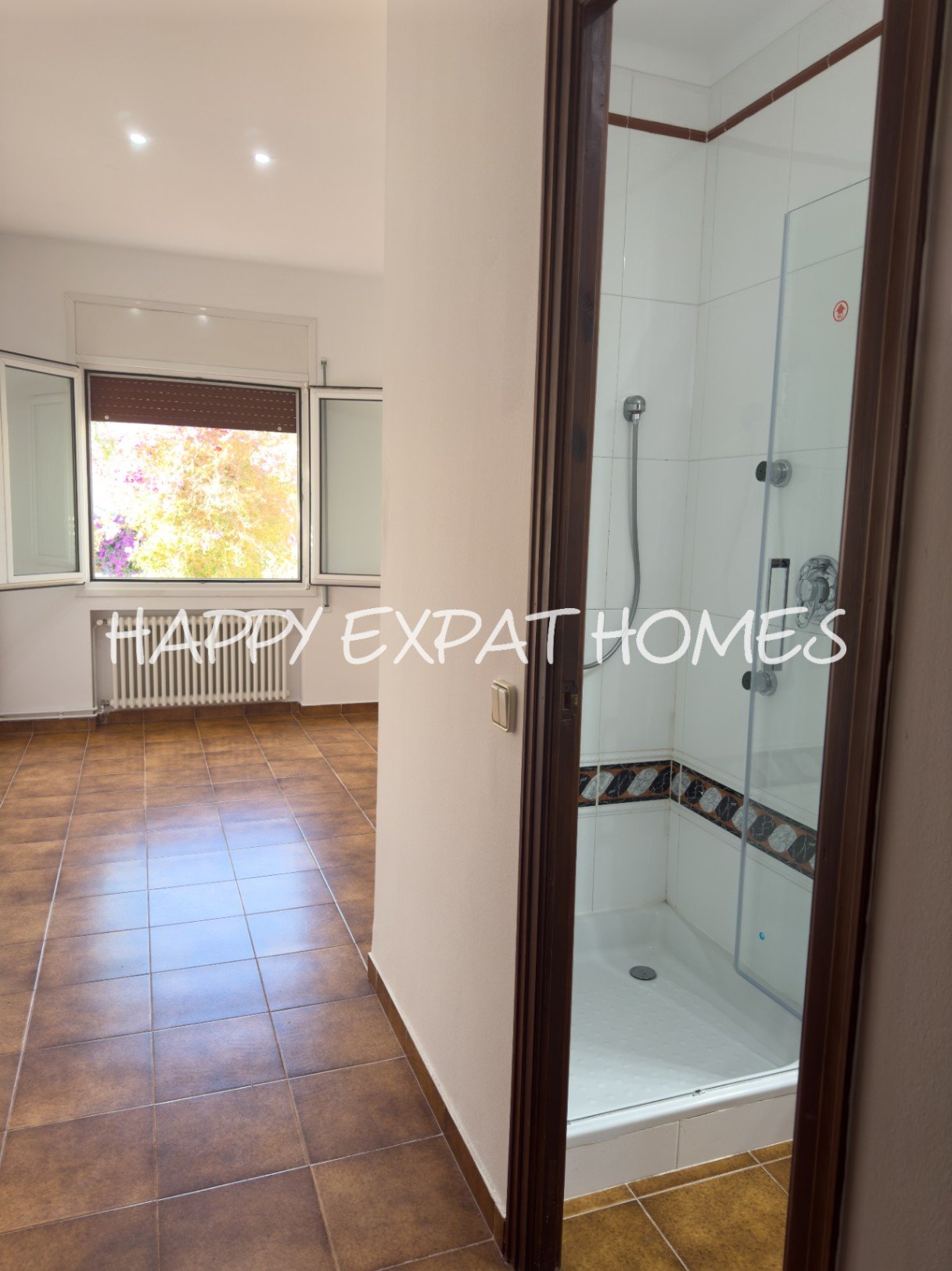 Dieses moderne Haus im mediterranen Stil, das 2024 neu renoviert wurde, befindet sich im Herzen von Sitges, nur einen kurzen Spaziergang von der Aveni