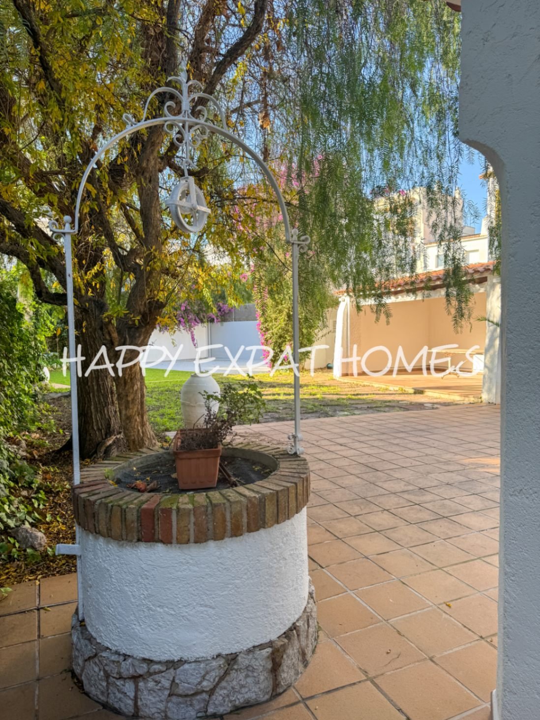 Dieses moderne Haus im mediterranen Stil, das 2024 neu renoviert wurde, befindet sich im Herzen von Sitges, nur einen kurzen Spaziergang von der Aveni