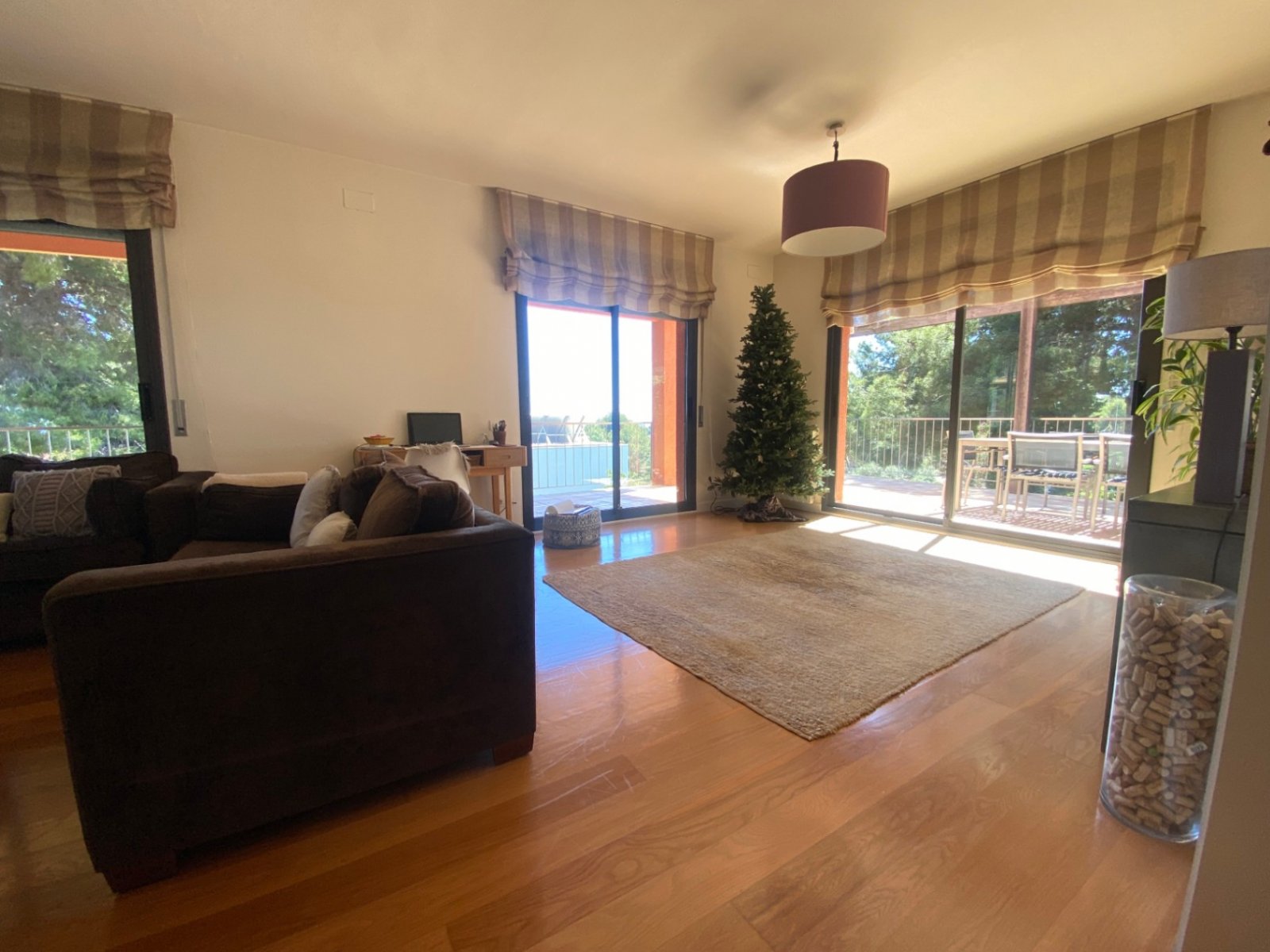 Gelegen in der exklusiven Wohngegend Montmar in Castelldefels, bietet dieses beeindruckende Einfamilienhaus einen herrlichen Blick auf das Mittelmeer