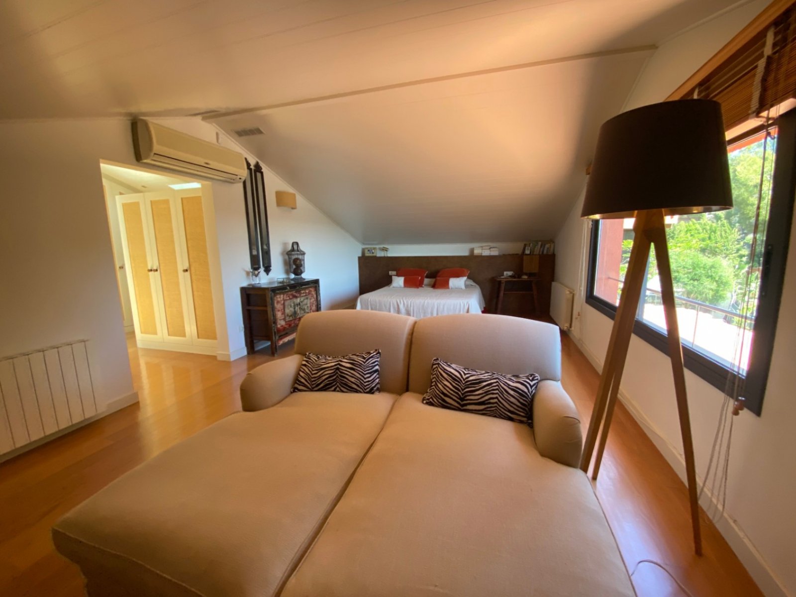 Gelegen in der exklusiven Wohngegend Montmar in Castelldefels, bietet dieses beeindruckende Einfamilienhaus einen herrlichen Blick auf das Mittelmeer