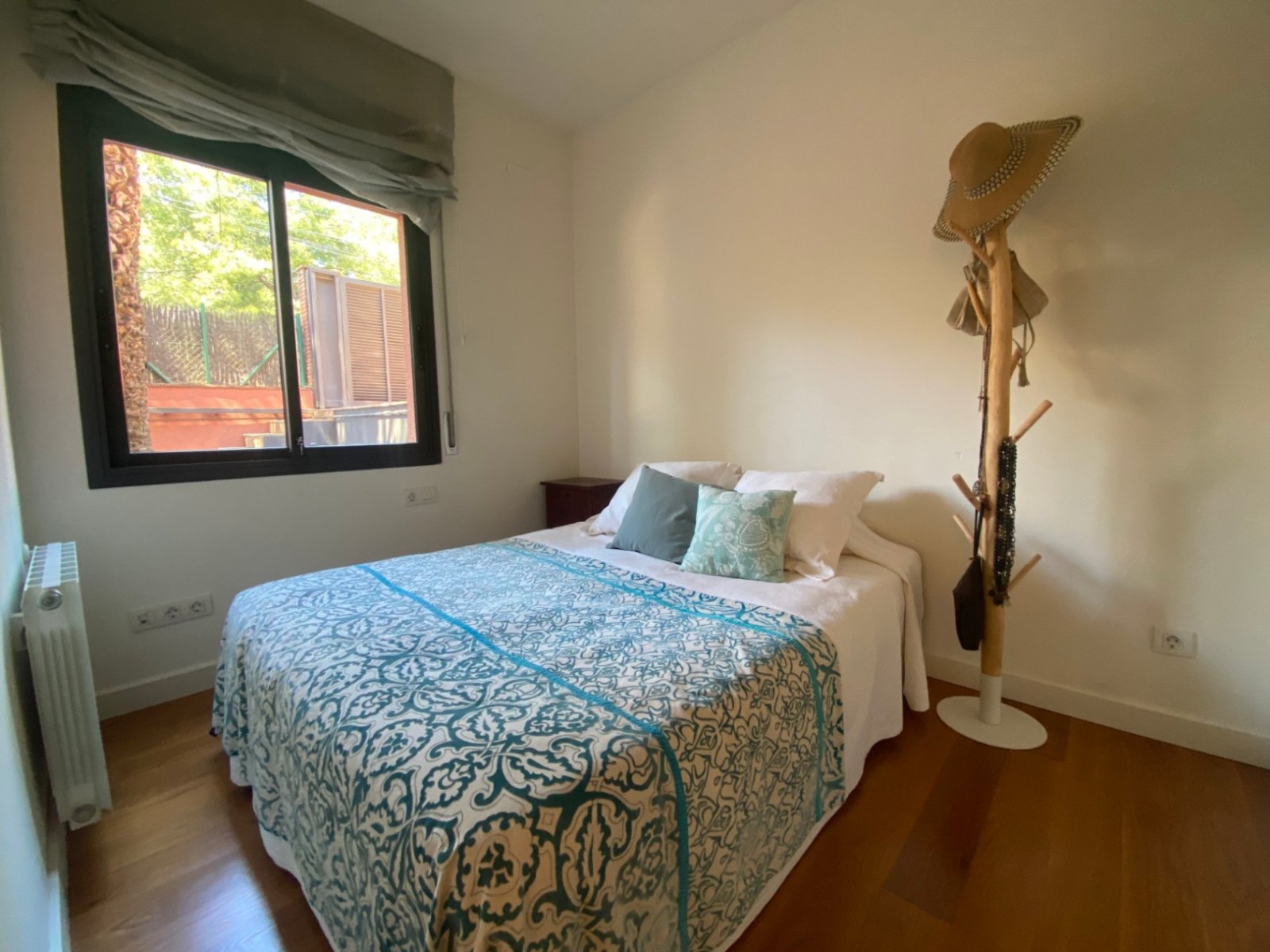 Gelegen in der exklusiven Wohngegend Montmar in Castelldefels, bietet dieses beeindruckende Einfamilienhaus einen herrlichen Blick auf das Mittelmeer