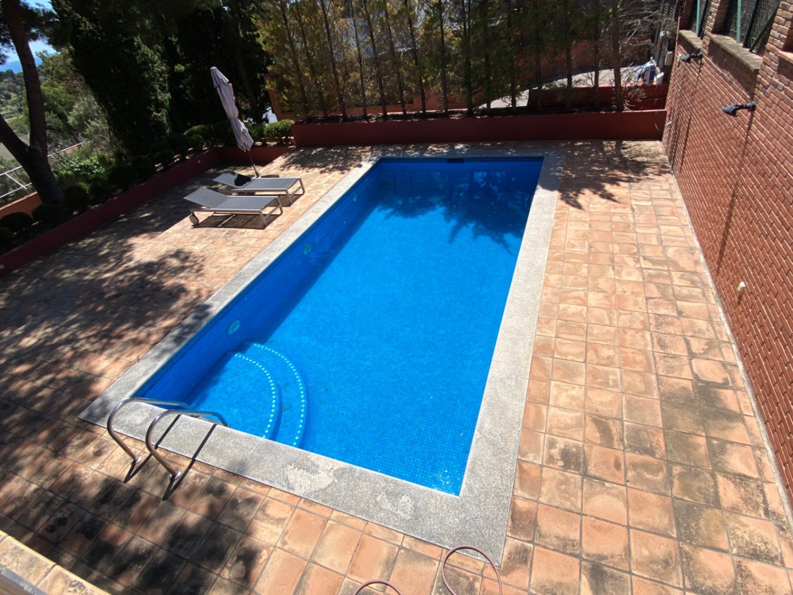 Gelegen in der exklusiven Wohngegend Montmar in Castelldefels, bietet dieses beeindruckende Einfamilienhaus einen herrlichen Blick auf das Mittelmeer