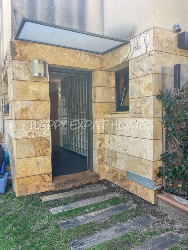 Beeindruckende Zweifamilienhaus-Hälfte mit Touristenlizenz (mit hoher Rentabilität) und Meerblick in Vallpineda.
Diese Doppelhaushälfte verfügt üb