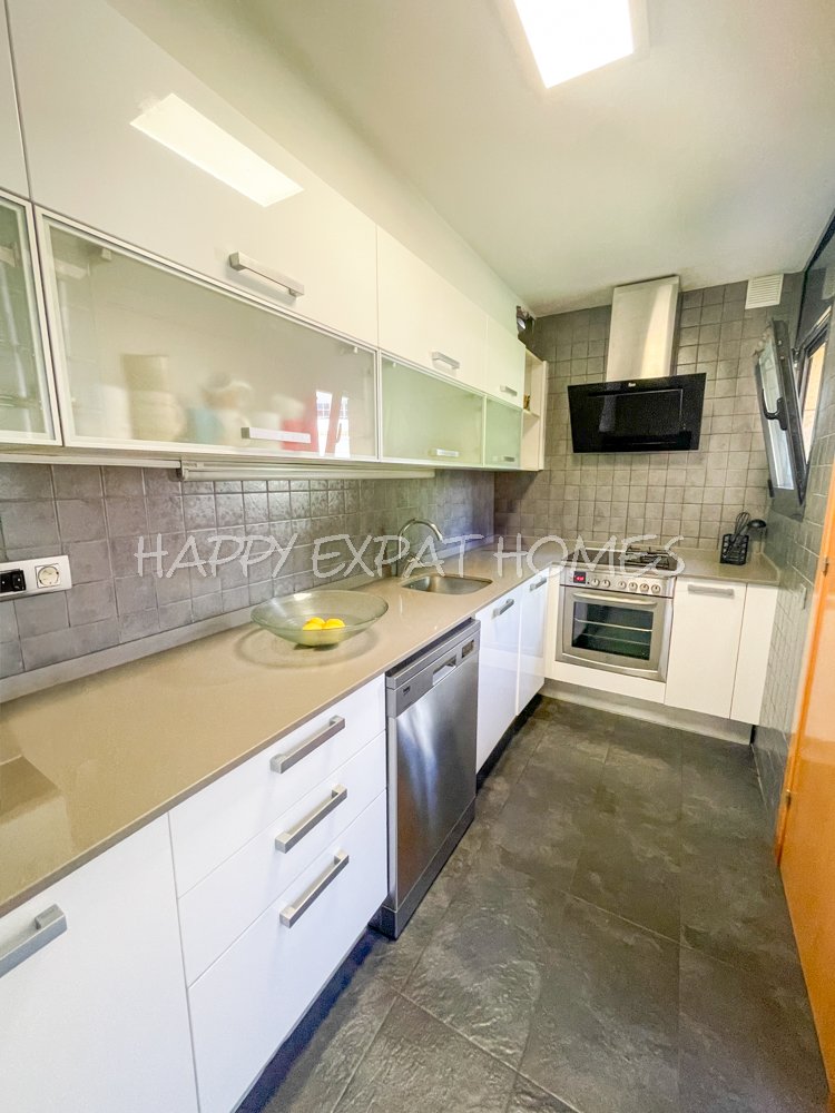 Beeindruckende Zweifamilienhaus-Hälfte mit Touristenlizenz (mit hoher Rentabilität) und Meerblick in Vallpineda.
Diese Doppelhaushälfte verfügt üb