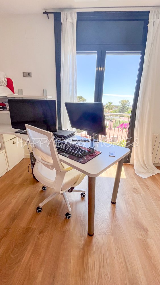 Beeindruckende Zweifamilienhaus-Hälfte mit Touristenlizenz (mit hoher Rentabilität) und Meerblick in Vallpineda.
Diese Doppelhaushälfte verfügt üb