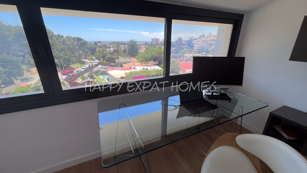 Beeindruckende Zweifamilienhaus-Hälfte mit Touristenlizenz (mit hoher Rentabilität) und Meerblick in Vallpineda.
Diese Doppelhaushälfte verfügt üb