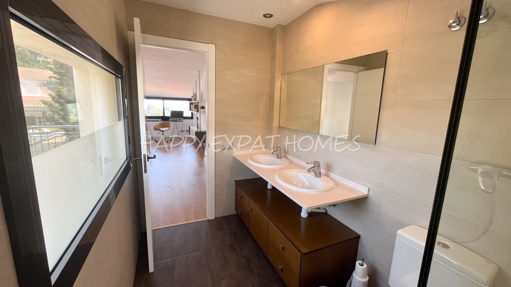 Beeindruckende Zweifamilienhaus-Hälfte mit Touristenlizenz (mit hoher Rentabilität) und Meerblick in Vallpineda.
Diese Doppelhaushälfte verfügt üb