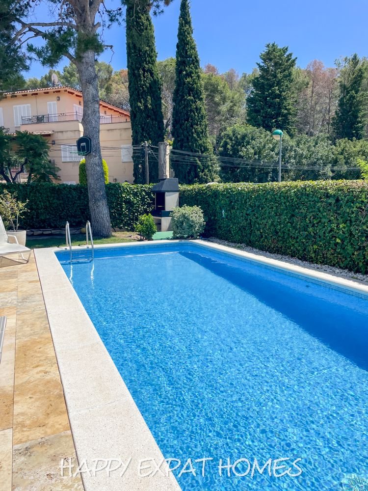 Beeindruckende Zweifamilienhaus-Hälfte mit Touristenlizenz (mit hoher Rentabilität) und Meerblick in Vallpineda.
Diese Doppelhaushälfte verfügt üb