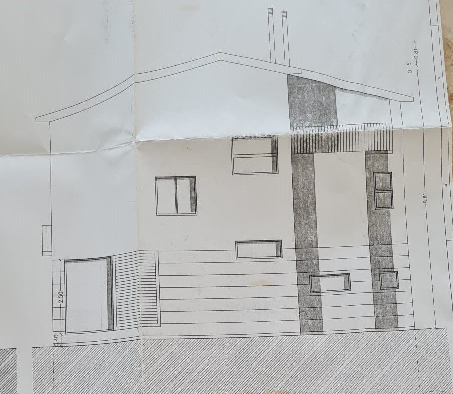 Beeindruckende Zweifamilienhaus-Hälfte mit Touristenlizenz (mit hoher Rentabilität) und Meerblick in Vallpineda.
Diese Doppelhaushälfte verfügt üb