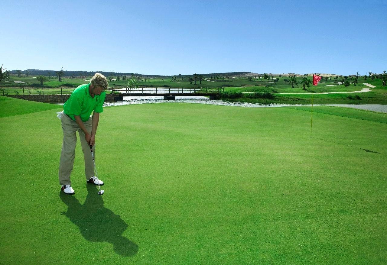 Neubau-Villen im Vistabella Golf Resort – Orihuela
Erleben Sie modernes mediterranes Wohnen im Herzen der Costa Blanca mit diesen atembe