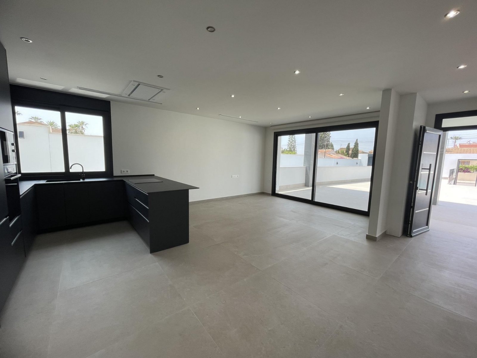 NEU GEBAUTE VILLA IN ROJALES
Neubau einer modernen Villa in Rojales in der Nähe aller Annehmlichkeiten und Dienstleistungen.
Entworfen,